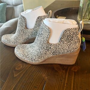 Tom’s Kallie Wedge